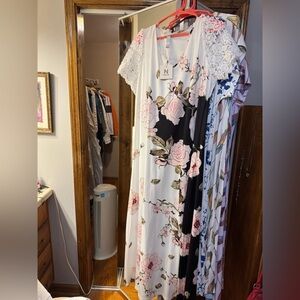 Chic Floral Maxi Dress with Lace Accents